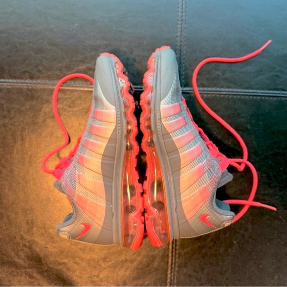 Nike Air Max 95 sneaker in a grey and bright pink/orange colorway women’s Size 7 - Picture 10 of 10